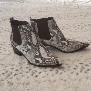 Blonde faux snakeskin pointed bootie